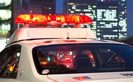 警察への届け出は運転者の義務です。これは法律上の義務ばかりでなく、任意保険・自賠責保険を問わず保険金を請求する際に必要となる交通事故証明」の交付にもつながりますので、必ず行ってください。