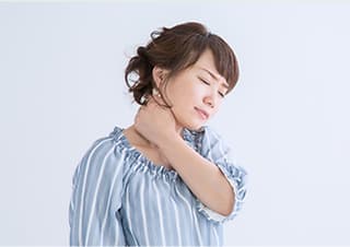交通事故の衝撃で首の周りの軟部組織（筋肉・靭帯・関節包）が損傷され症状が出るもの。交通事故で発生する「むちうち」の症状の大半は、この頚椎捻挫型だと言われています。