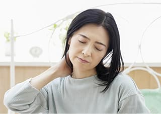 脳脊髄液減少型は髄液圧が上昇した際にクモ膜が破れ、脳脊髄液が漏れてしまうことが原因で、脳脊髄液が減少した結果、激しい頭痛やめまいの他、睡眠障害や身体の倦怠感など種々の症状がおこります。